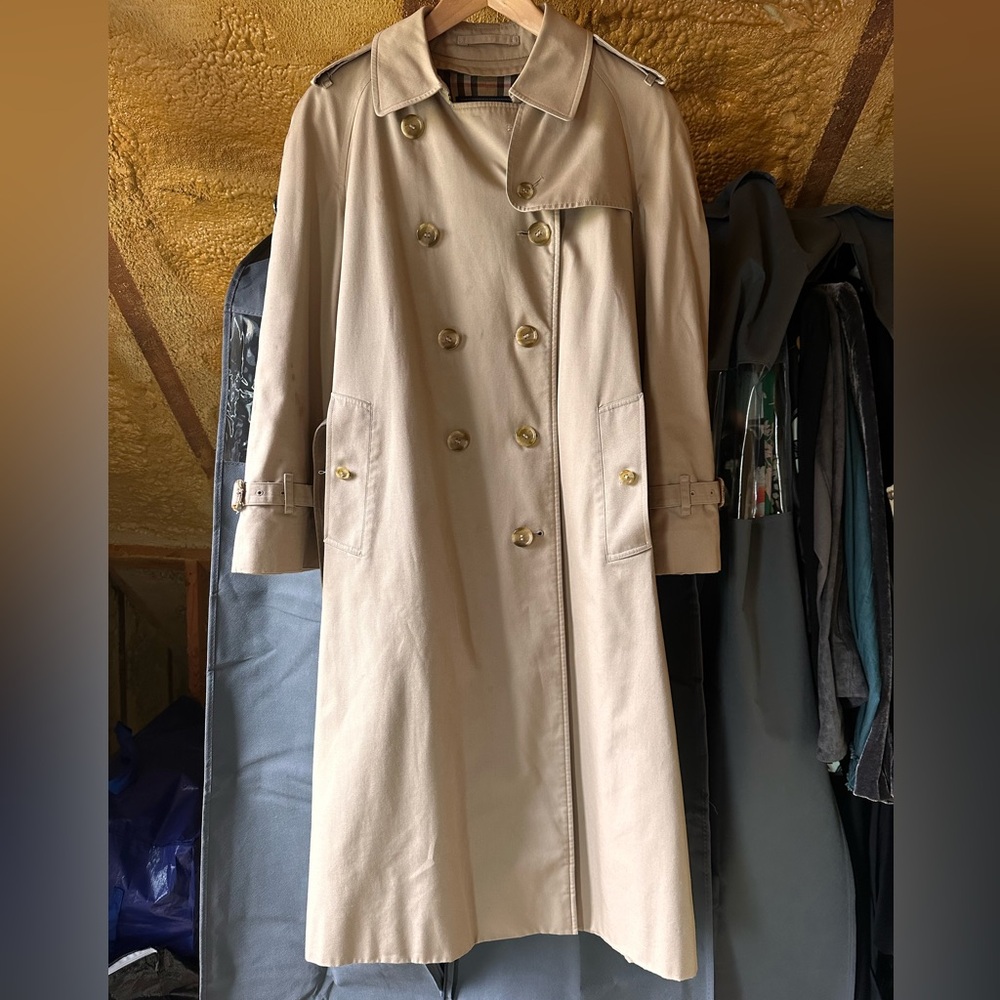 Classic women’s Burberry Trench with wool zip-in liner